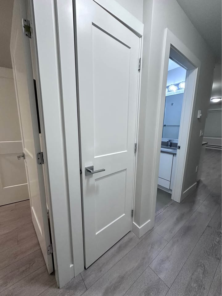 Spacious Bedroom for Rent in Surrey Basement — photo 14