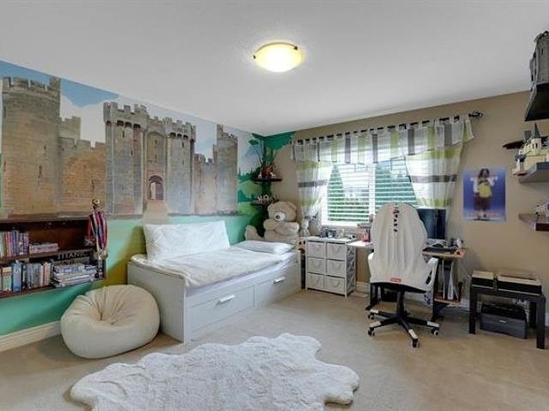 Surrey House for rent - 5 Bedrooms — photo 19
