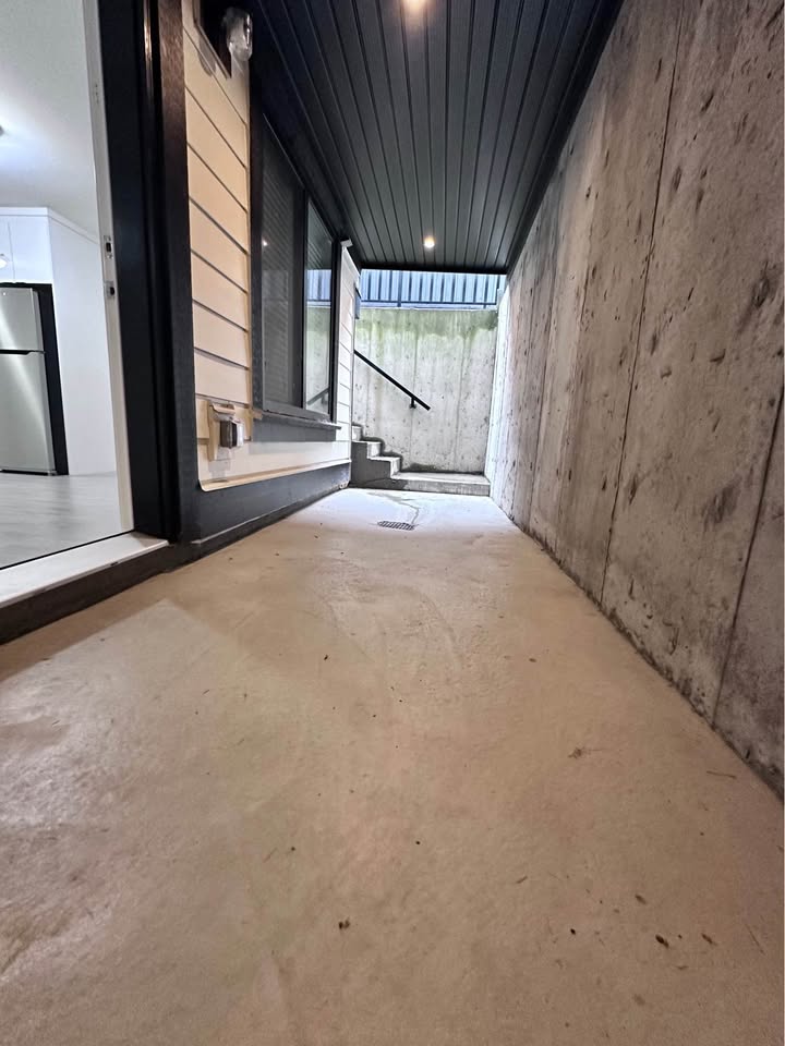 Spacious Bedroom for Rent in Surrey Basement — photo 4