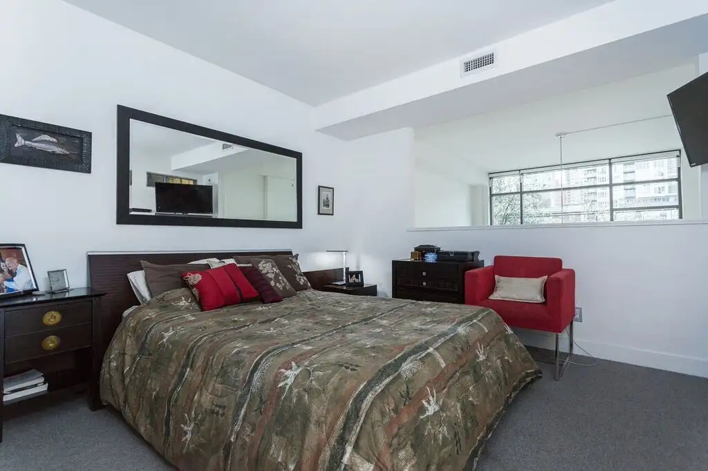 1168 Richards St, Vancouver | 1BR+Den/2BA Furnished Townhouse — photo 6