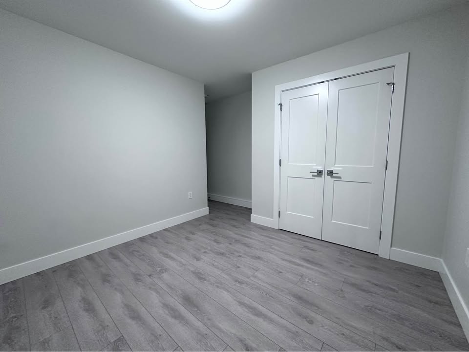 Spacious Bedroom for Rent in Surrey Basement — photo 10