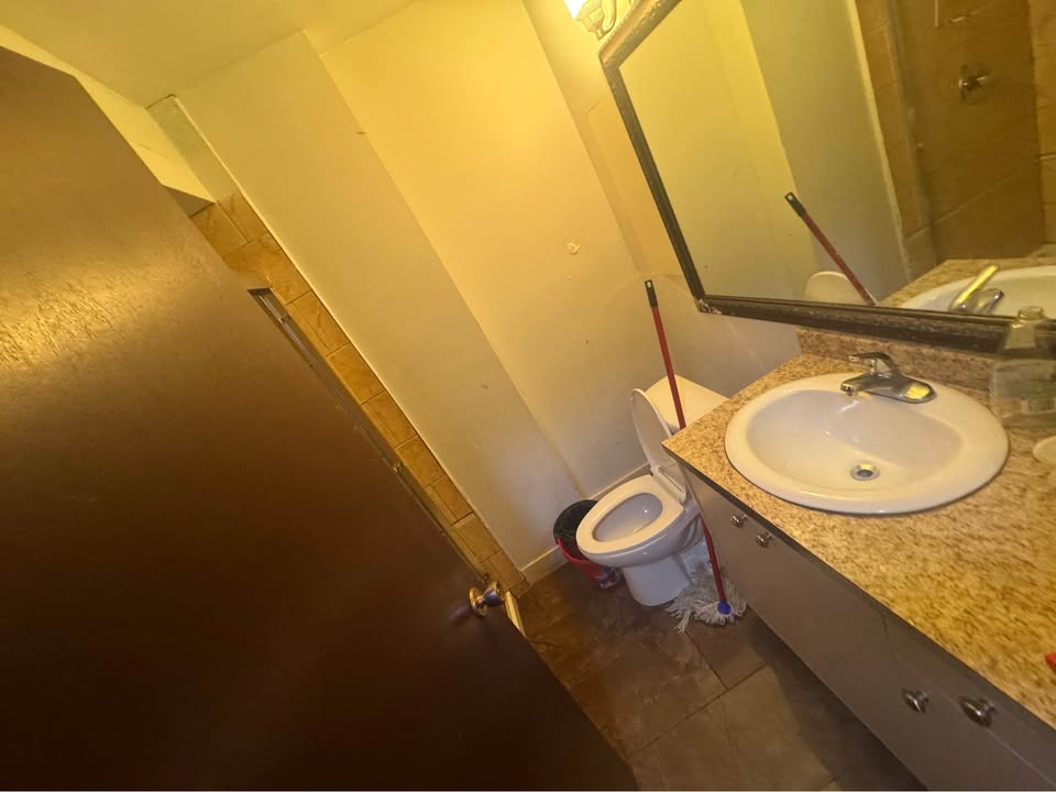 Spacious 4 Beds, 2 Baths House for Rent in Surrey — photo 9