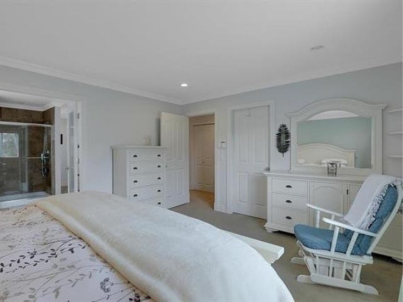 Surrey House for rent - 5 Bedrooms — photo 16