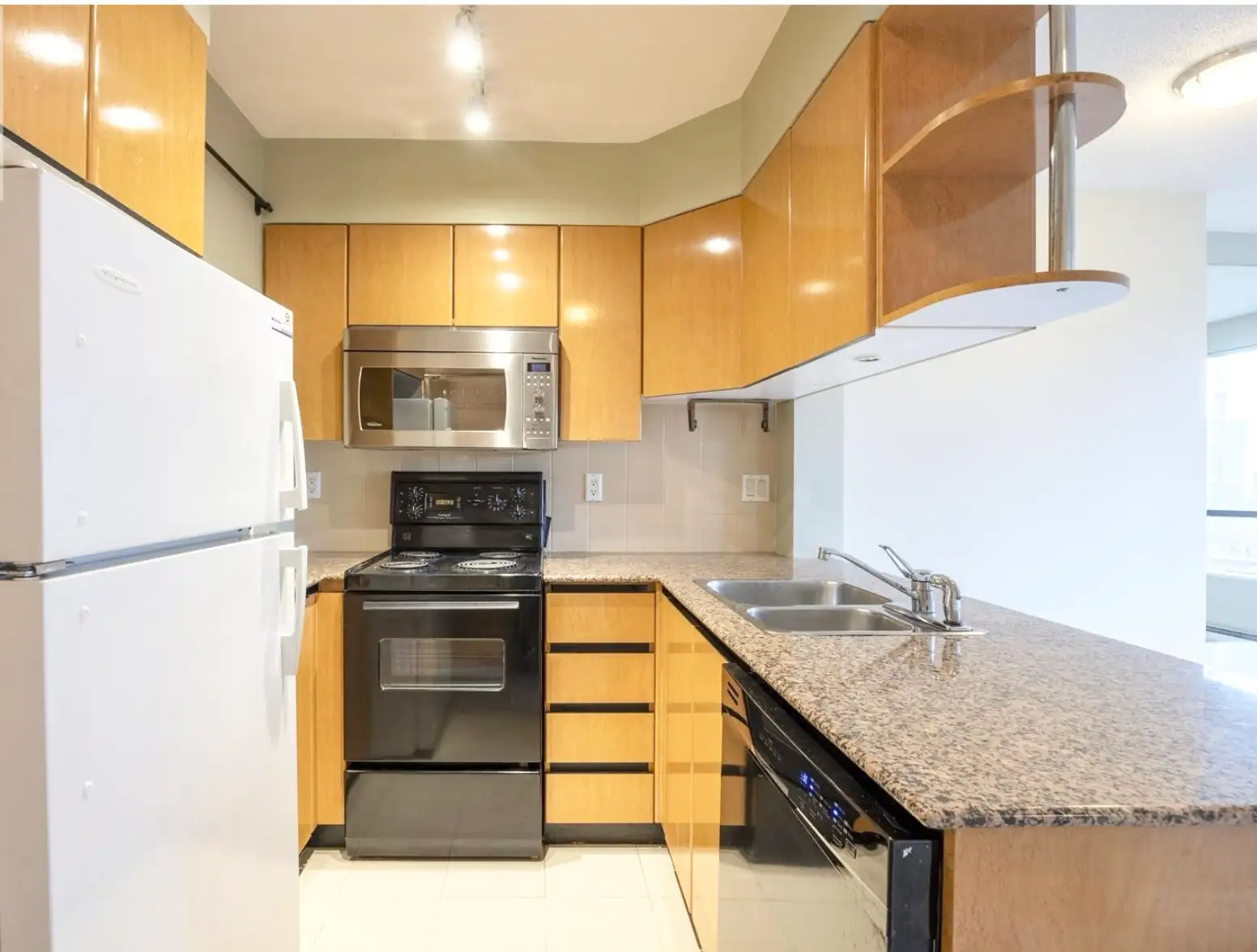 1189 Howe St, Vancouver, BC | 1BD + Den / 1 BA | Downtown Vancouver — photo 7