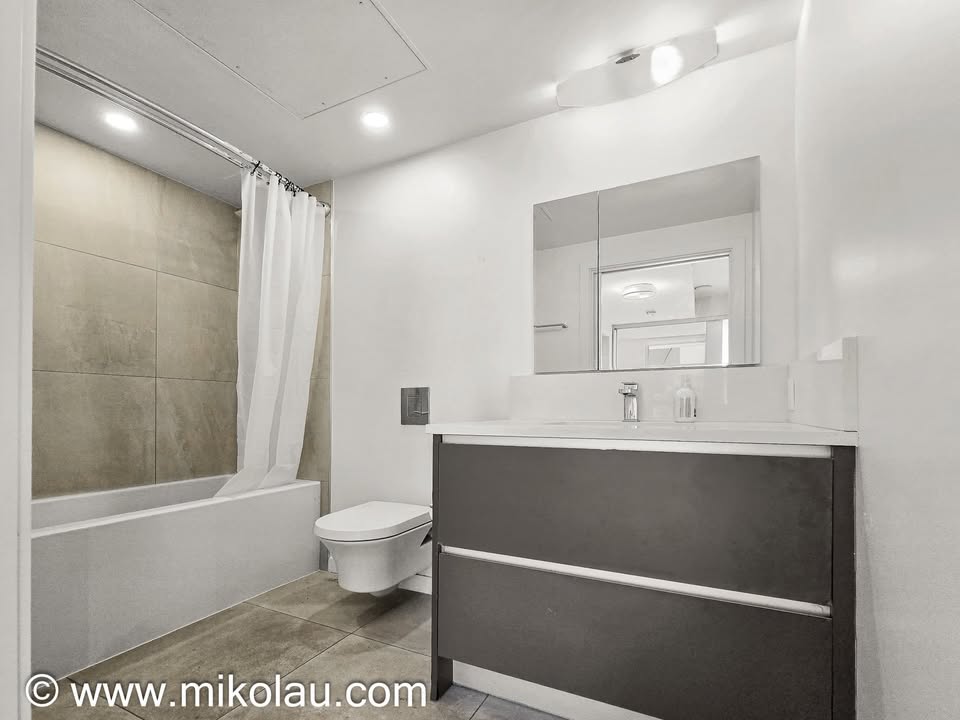 Spacious 2 Bed Apartment in Vancouver for Rent — photo 17
