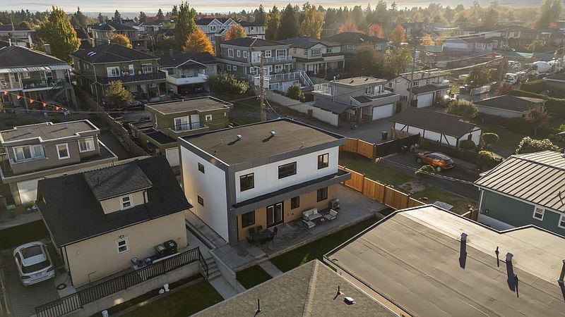 Vancouver House for rent - 5 Bedrooms — photo 2