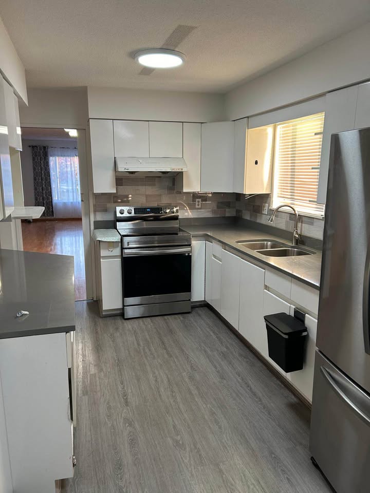 Top Half of 3 Bed House in Surrey - $3000/Month — photo 14