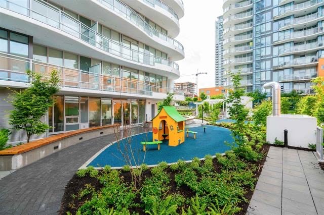 Modern 1-Bed Apartment in Surrey - $1,950/month — photo 17