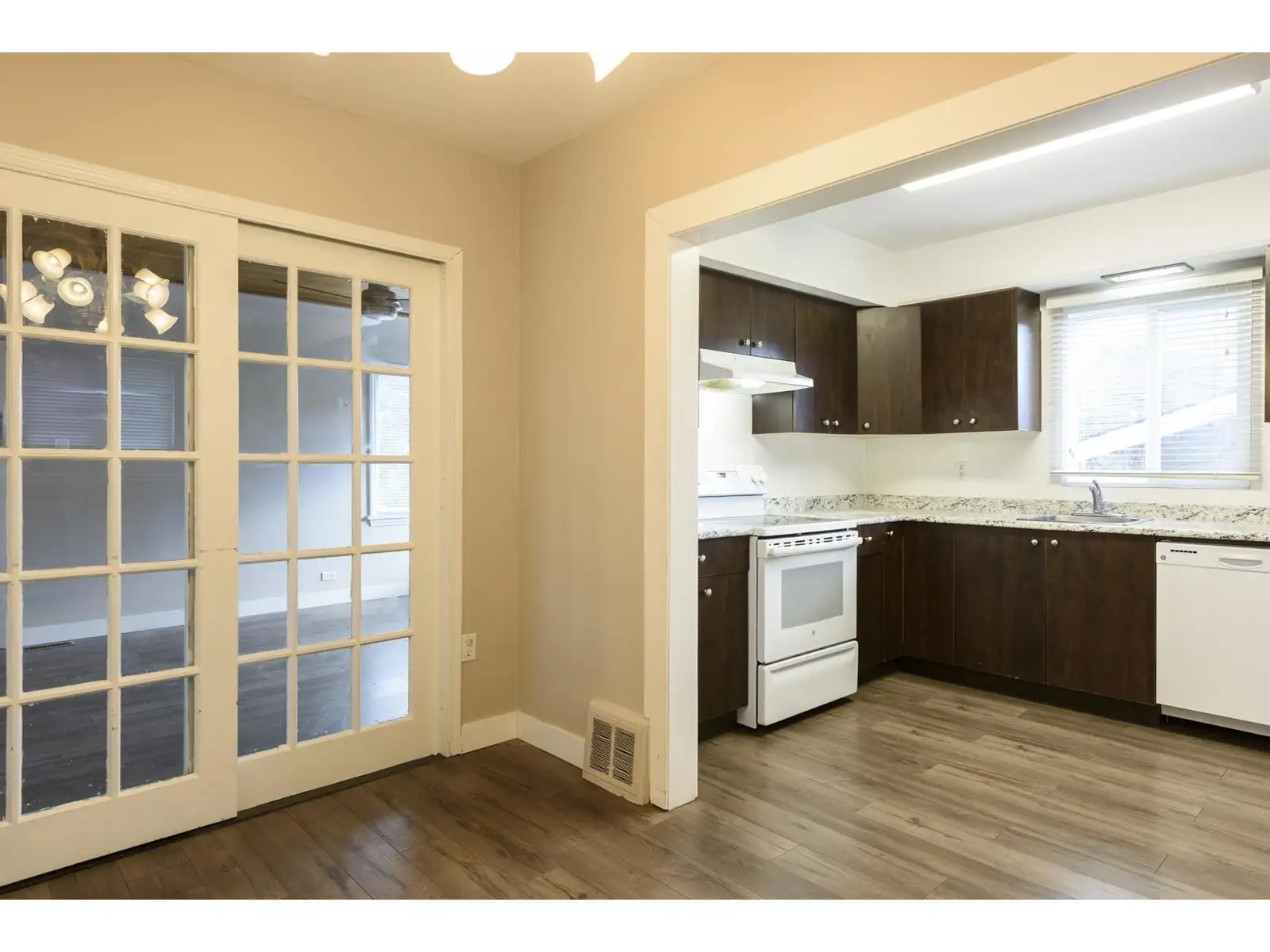 $2999 | 4525 Knight St, Vancouver, BC | 2BD/1BA | Upper House — photo 9
