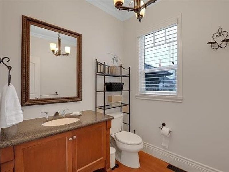 Surrey House for rent - 5 Bedrooms — photo 12