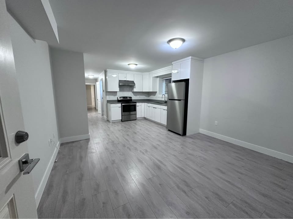 Spacious Bedroom for Rent in Surrey Basement — photo 6