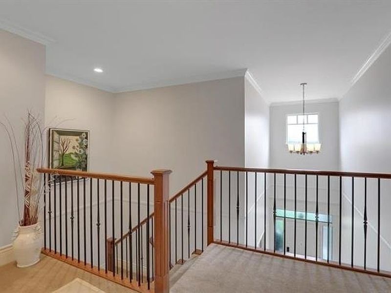 Surrey House for rent - 5 Bedrooms — photo 14