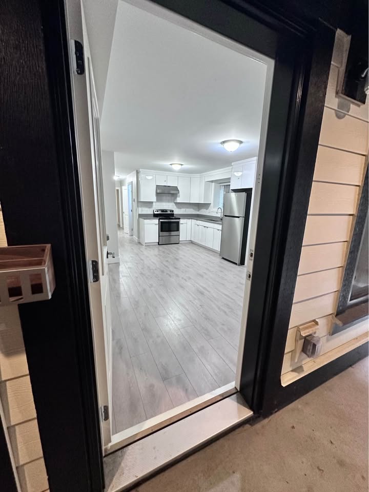Spacious Bedroom for Rent in Surrey Basement — photo 5