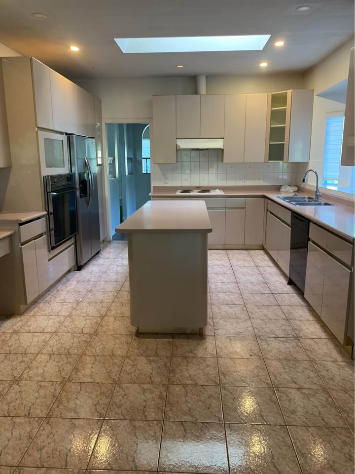 Spacious 4 Bedroom House for Rent in Surrey — photo 13