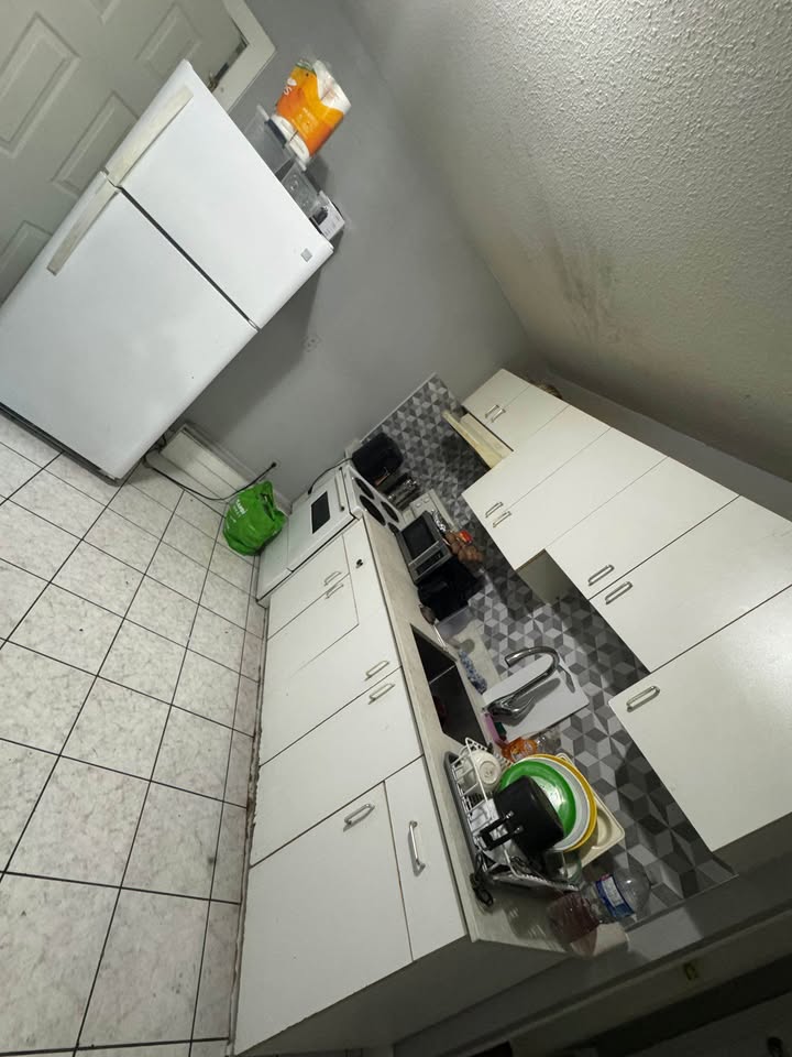 Charming 3 Bed House for Rent in Surrey — photo 3
