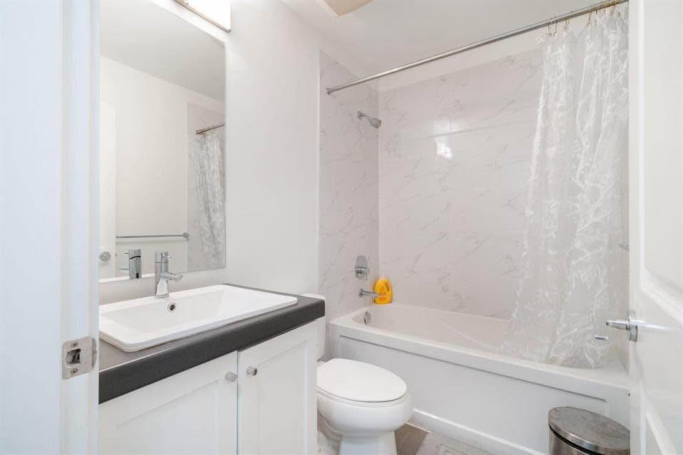 Spacious 4 Bedroom Townhouse in Surrey — photo 14