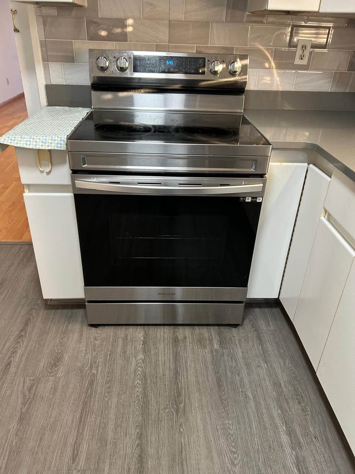 Top Half of 3 Bed House in Surrey - $3000/Month — photo 9