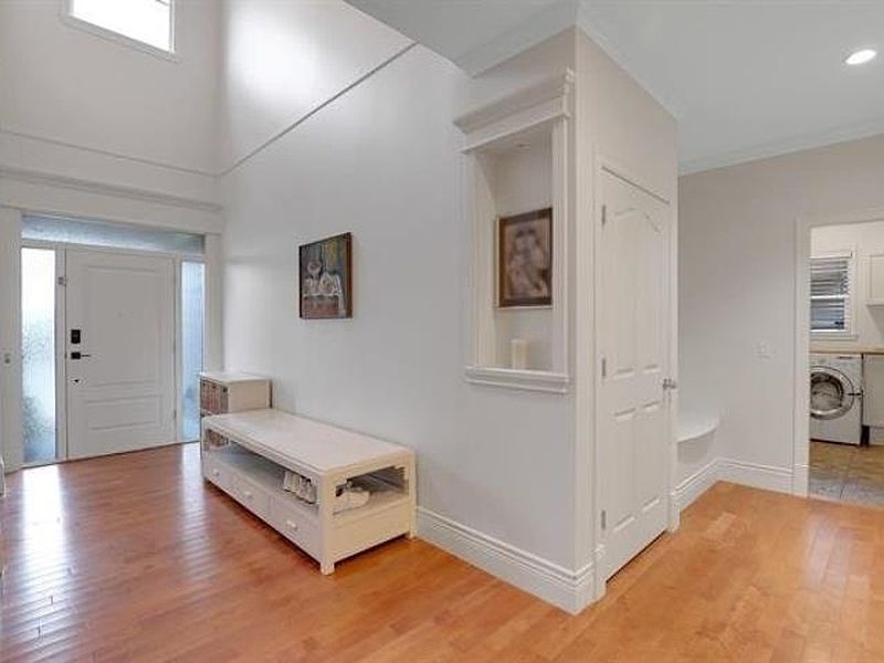 Surrey House for rent - 5 Bedrooms — photo 2