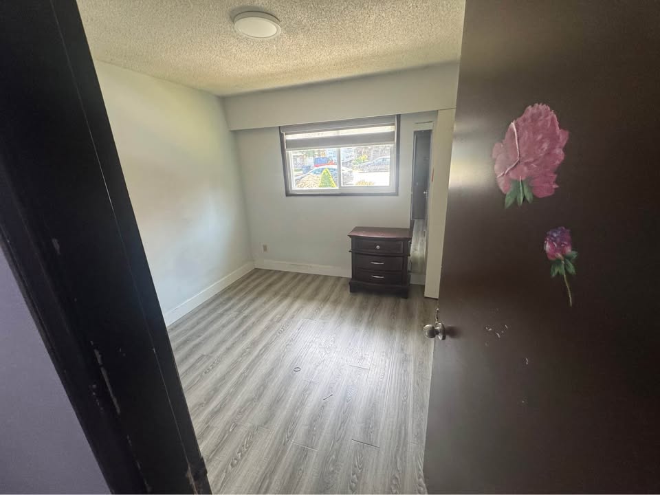 Spacious 4 Beds, 2 Baths House for Rent in Surrey — photo 16