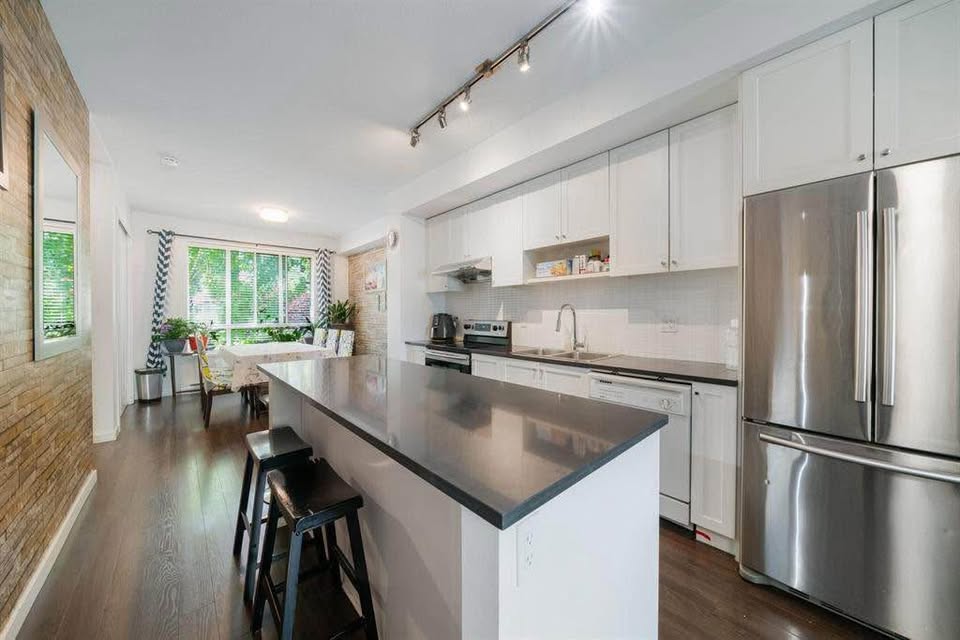 Spacious 4 Bedroom Townhouse in Surrey — photo 8