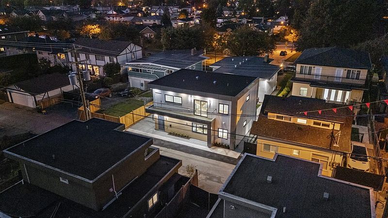 Vancouver House for rent - 5 Bedrooms — photo 3