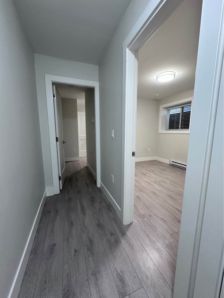 Spacious Bedroom for Rent in Surrey Basement — photo 13
