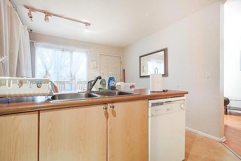 Surrey Townhouse for rent - 5 Bedrooms — photo 6
