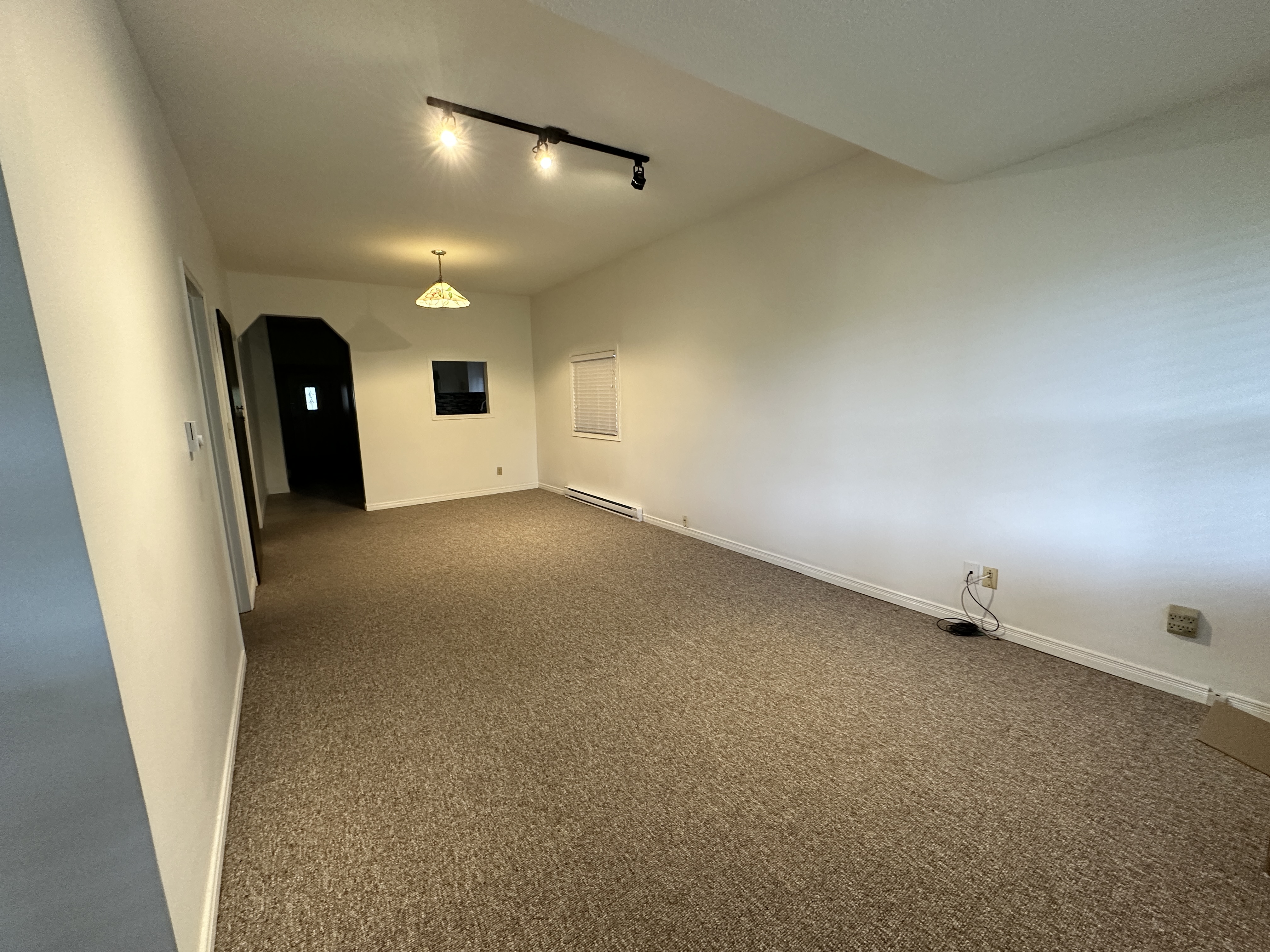 enovated 3-Bedroom Upper | 1.5 Baths | 2 Parking | Fraser
Available Immediately in Vancouver — photo 2
