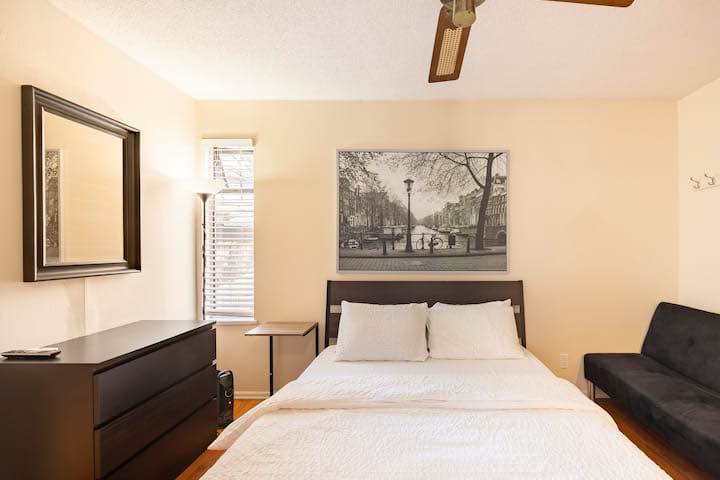 Cozy Private Bedroom for Rent in Surrey — photo 9