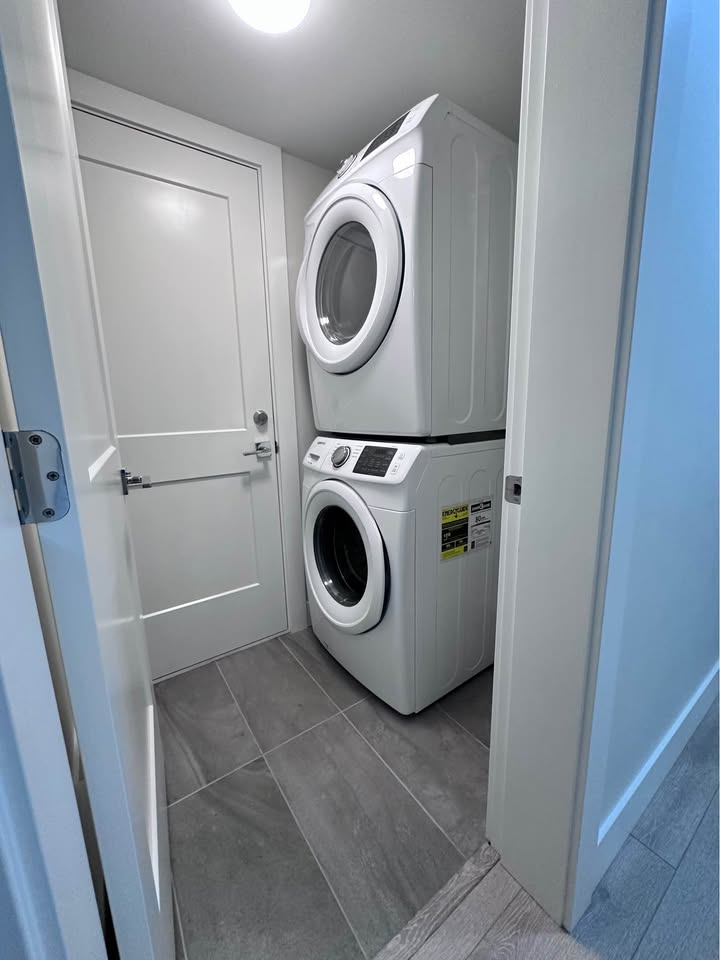 Spacious Bedroom for Rent in Surrey Basement — photo 18
