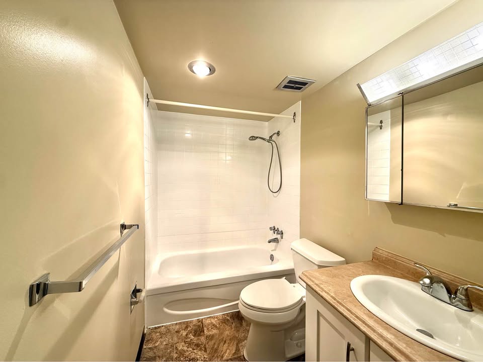 Charming 1 Bed Apartment in White Rock - CA$1650 — photo 9