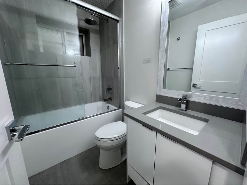 Spacious Bedroom for Rent in Surrey Basement — photo 16