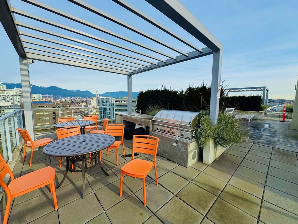 Spacious 2 Bed Apartment in Vancouver for Rent — photo 26