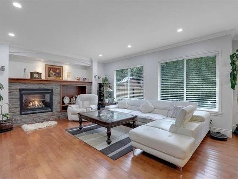 Surrey House for rent - 5 Bedrooms — photo 3