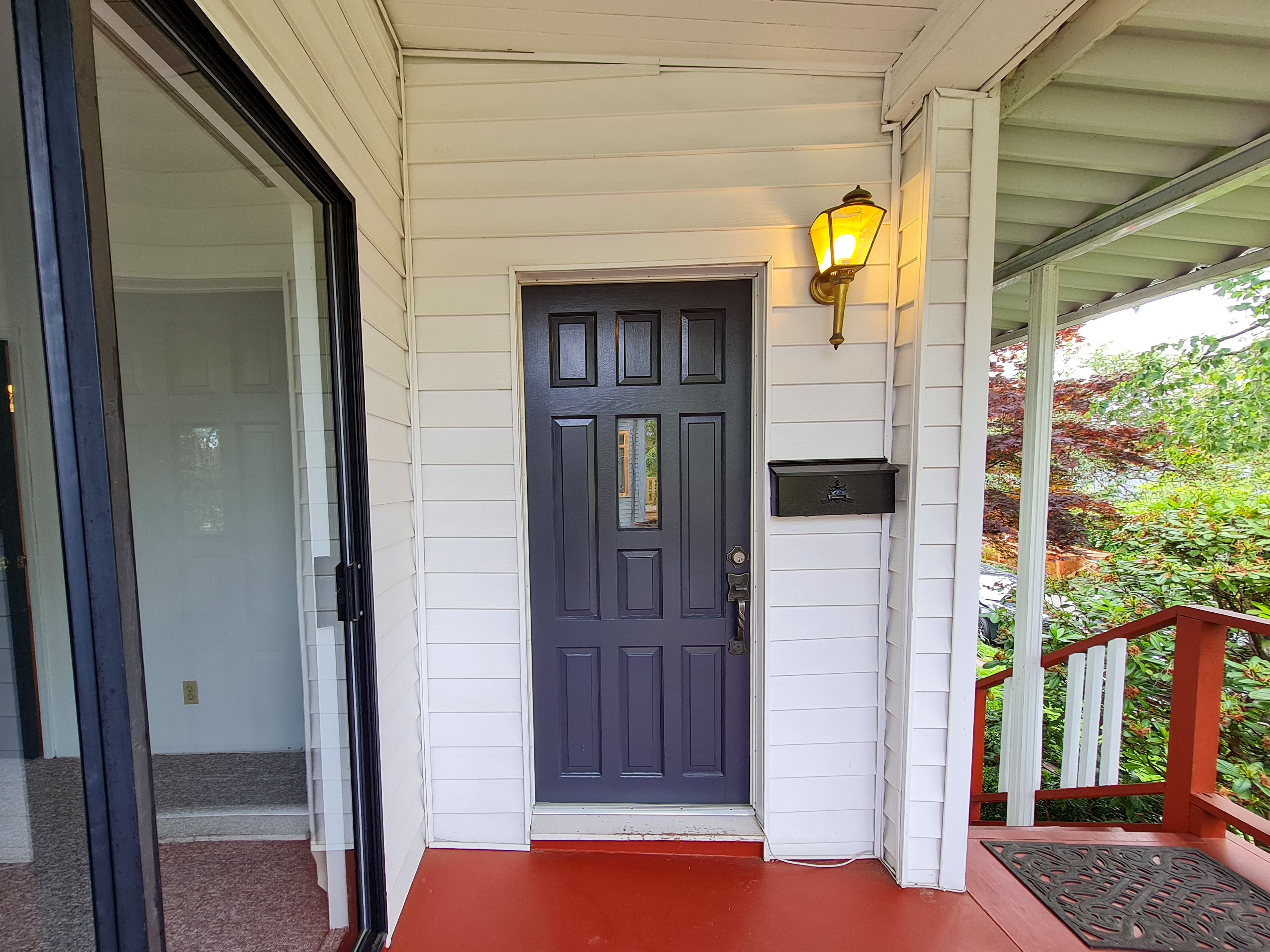 enovated 3-Bedroom Upper | 1.5 Baths | 2 Parking | Fraser
Available Immediately in Vancouver