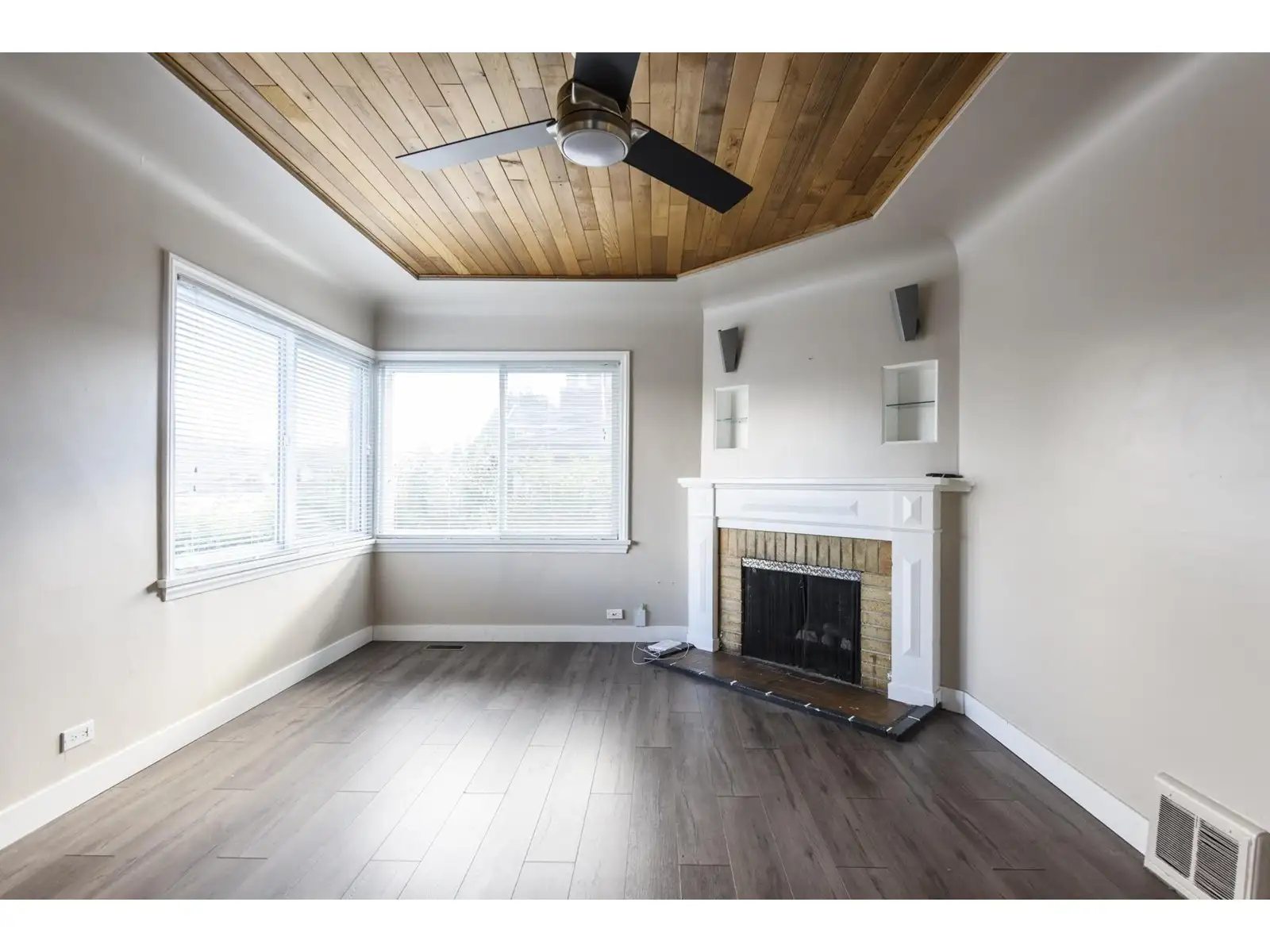 $2999 | 4525 Knight St, Vancouver, BC | 2BD/1BA | Upper House — photo 3