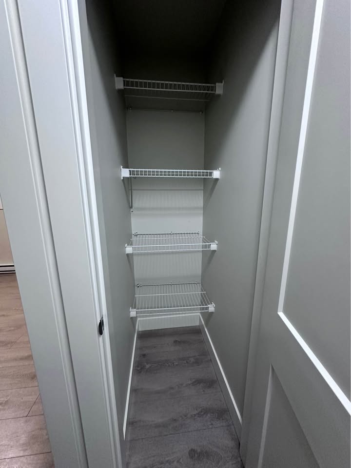 Spacious Bedroom for Rent in Surrey Basement — photo 15