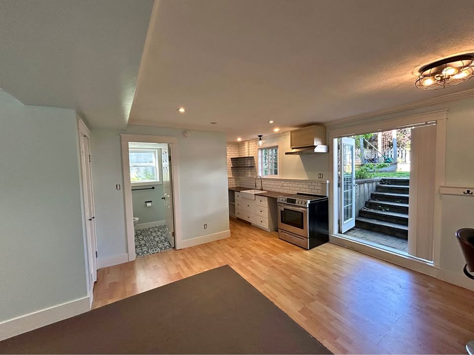 Cozy 1 Bed House with Private Garden in Abbotsford — photo 3