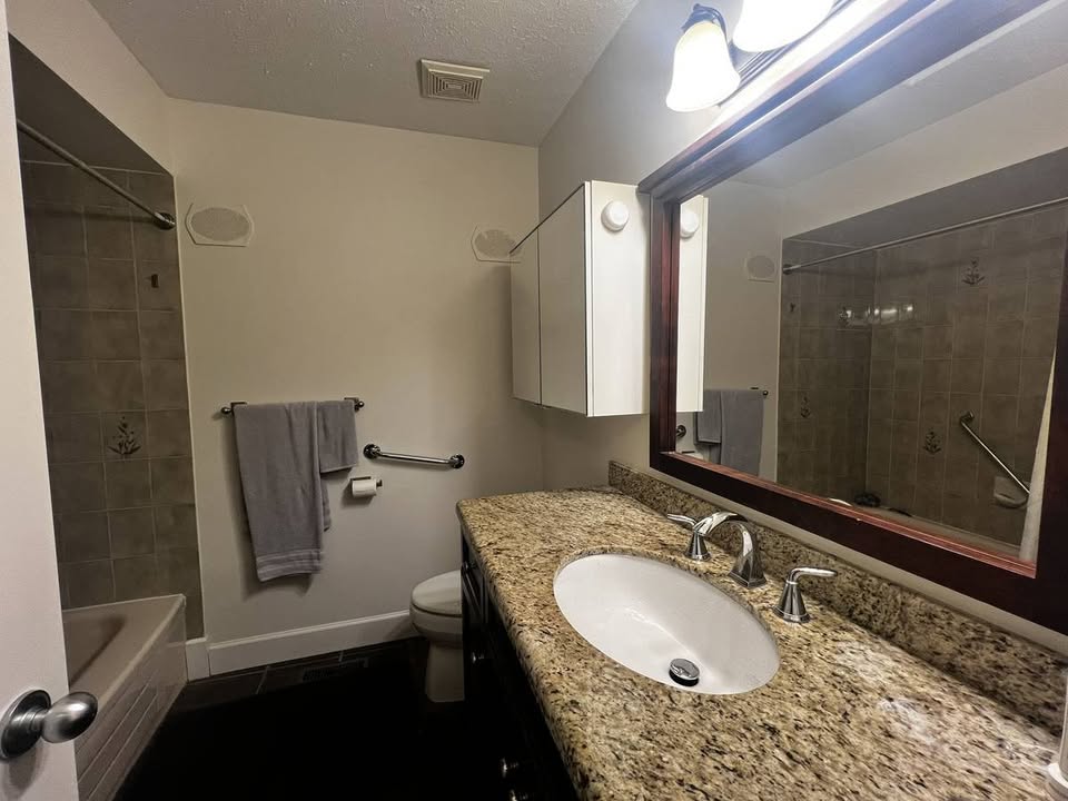 Private Room for Rent in Surrey Bungalow — photo 9