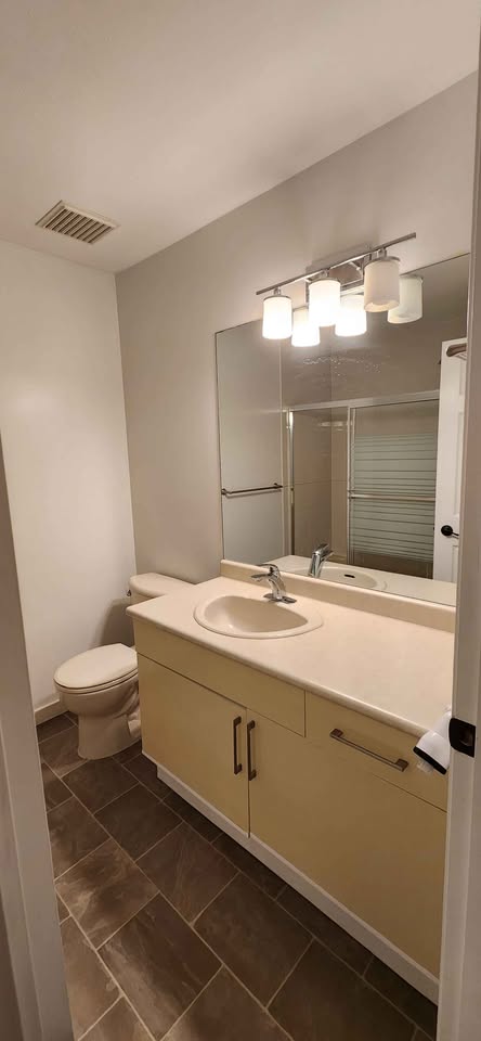 Spacious 2 Bed Townhouse for Rent in Surrey — photo 15