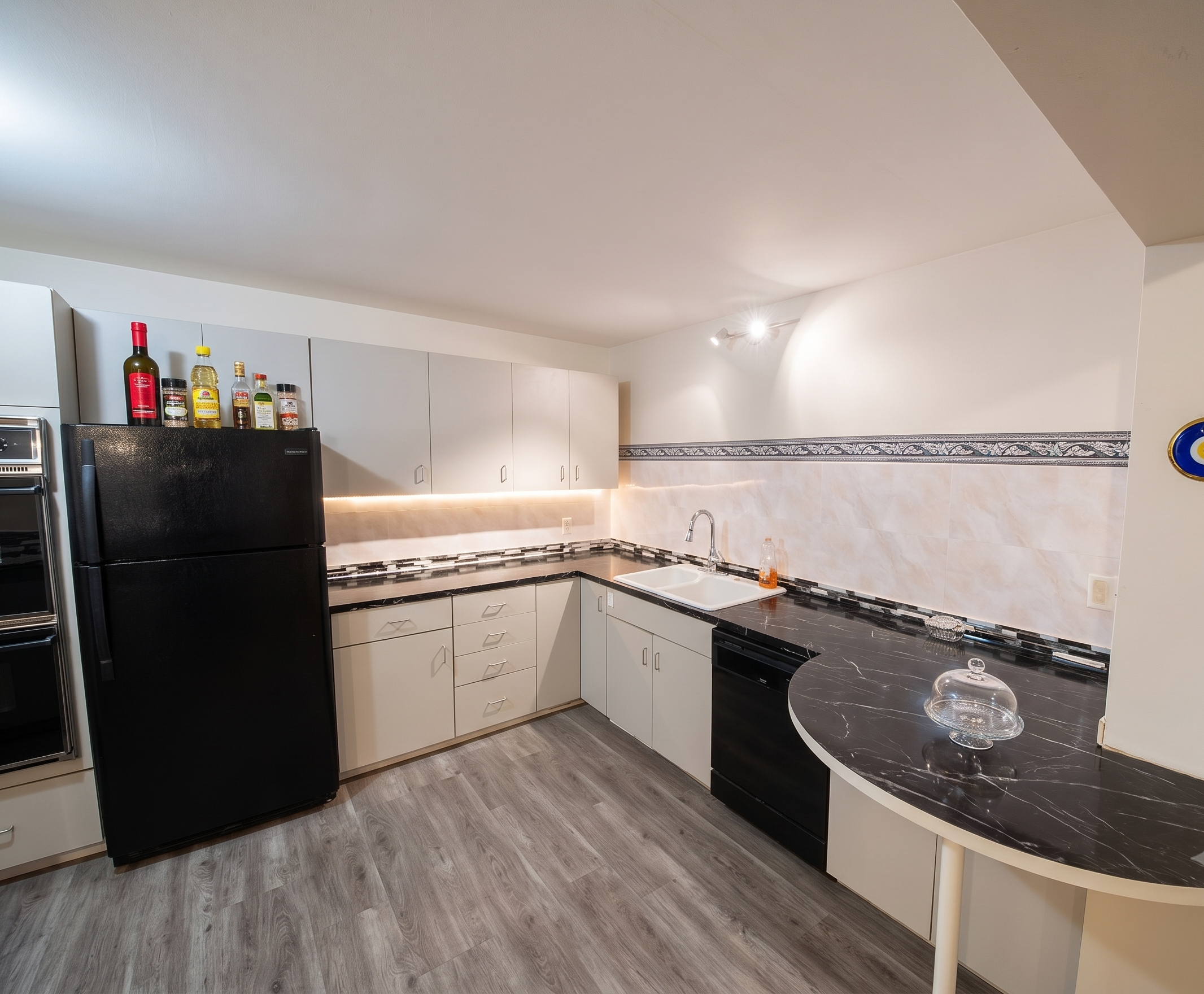 Blueridge, North Vancouver | 3BR/2BA Suite | Near CapU — photo 4