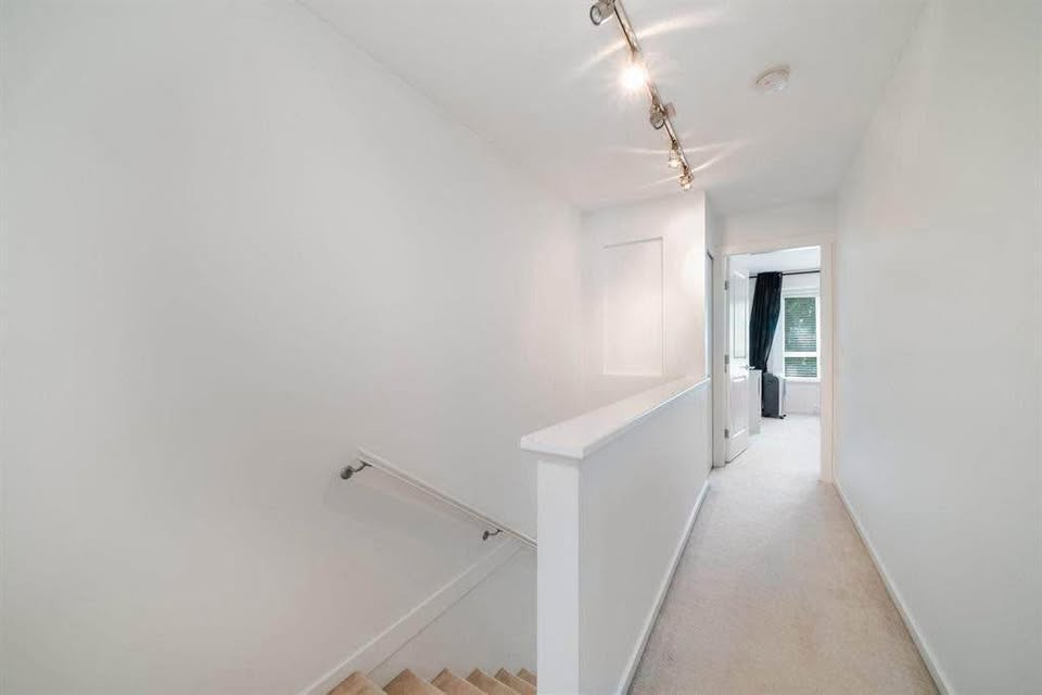 Spacious 4 Bedroom Townhouse in Surrey — photo 12