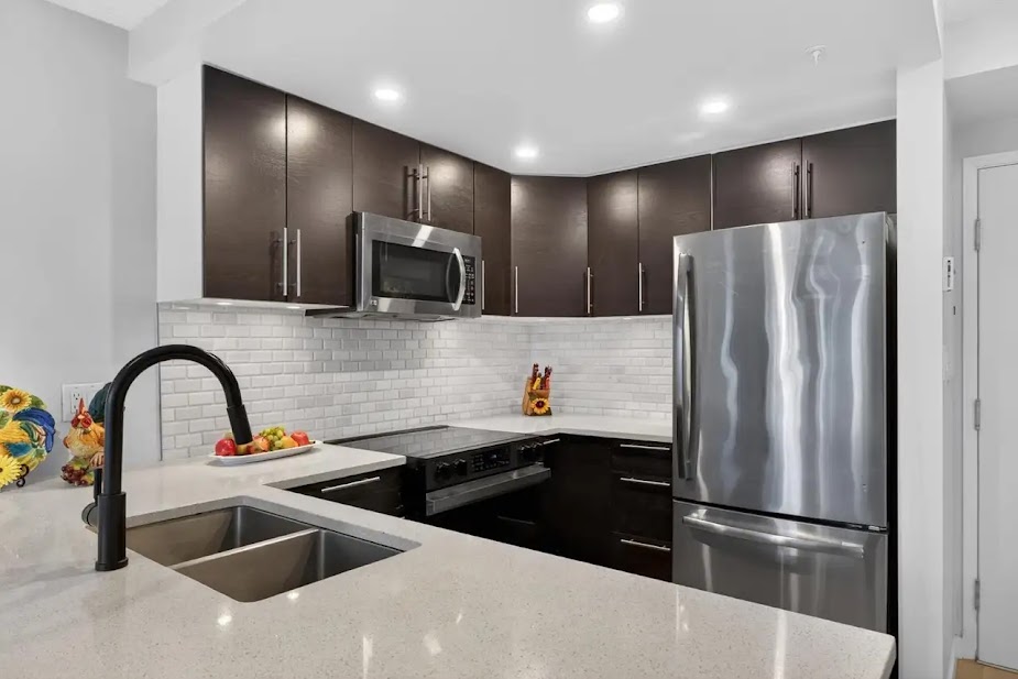 811 Helmcken St, Vancouver | 2BR/2BA Condo — photo 5