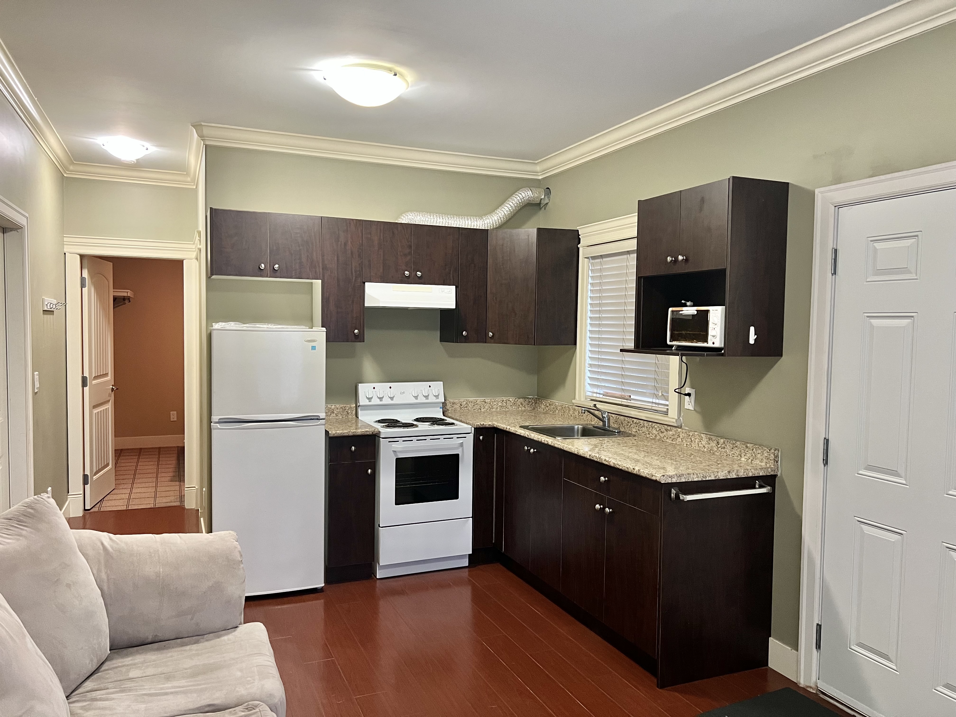 Private ground level 1 bedroom 1 bath in Burnaby — photo 2
