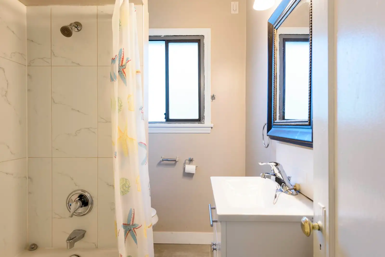 $2999 | 4525 Knight St, Vancouver, BC | 2BD/1BA | Upper House — photo 15