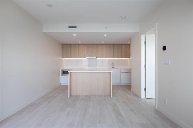 Modern 1-Bed Apartment in Surrey - $1,950/month — photo 5