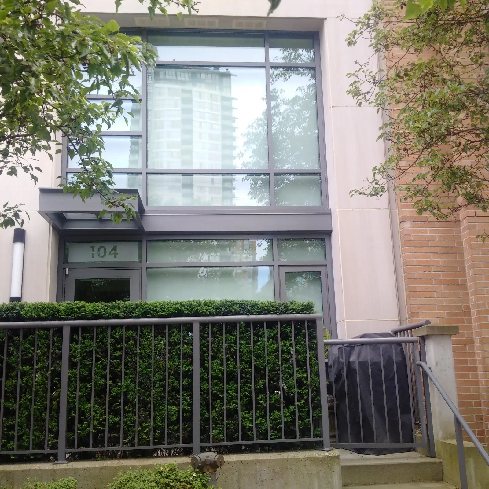 1168 Richards St, Vancouver | 1BR+Den/2BA Furnished Townhouse in Vancouver