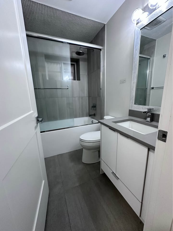 Spacious Bedroom for Rent in Surrey Basement — photo 17