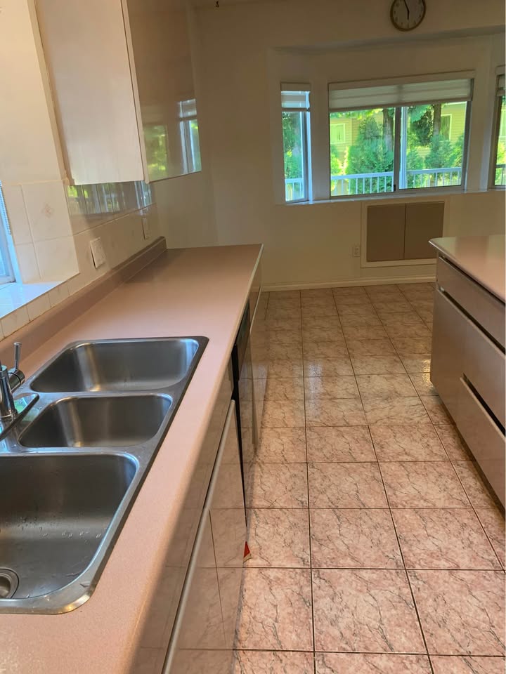 Spacious 4 Bedroom House for Rent in Surrey — photo 15