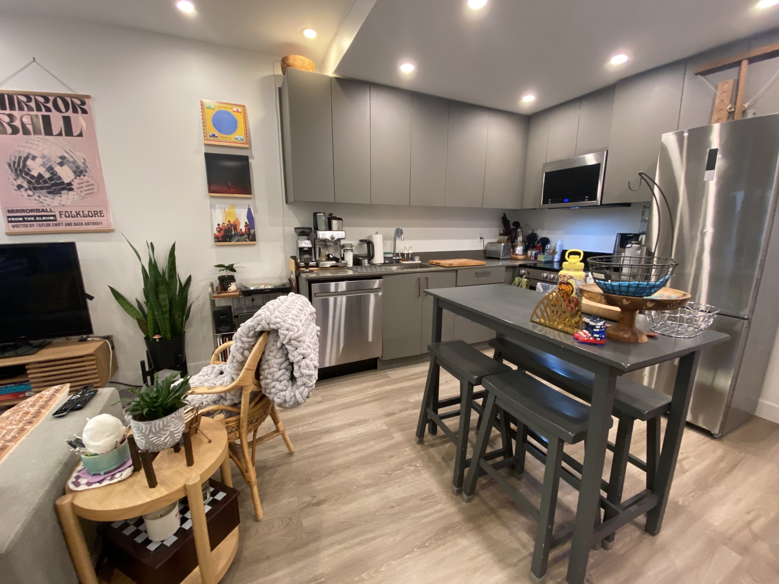 2350 CAD in North Vancouver — photo 3